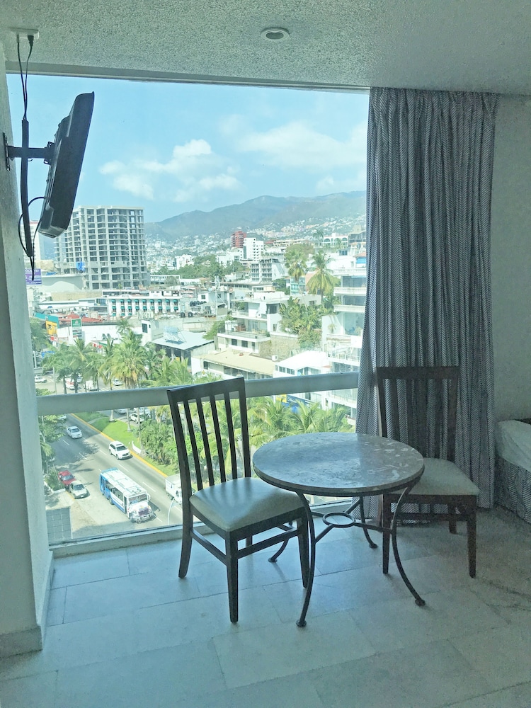 El Presidente Acapulco 40/43