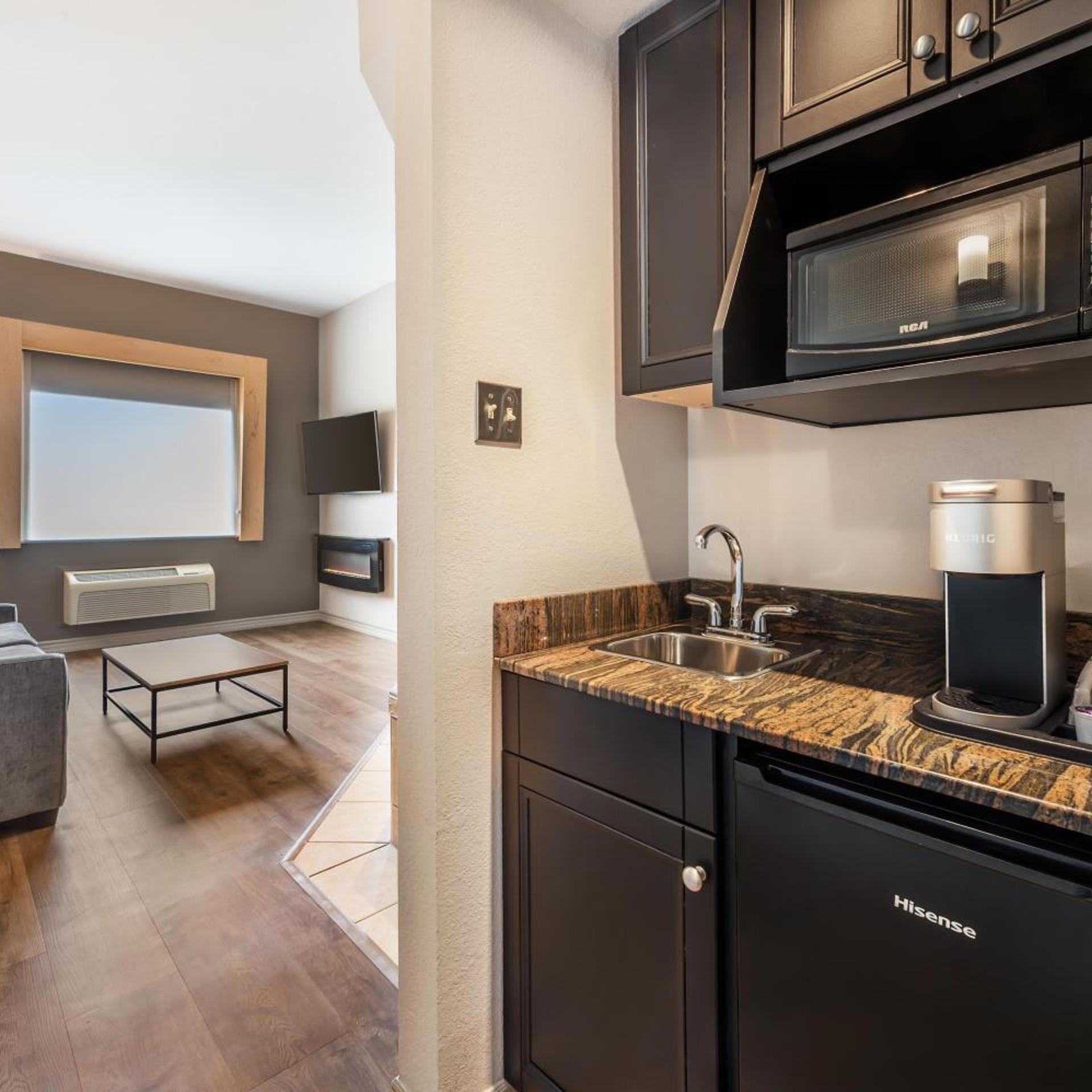 جناح بسرير كينج بدون إطلالة مع أريكة بجاكوزي، Best Western Plus 1000 Islands Hotel & Suites 5/5