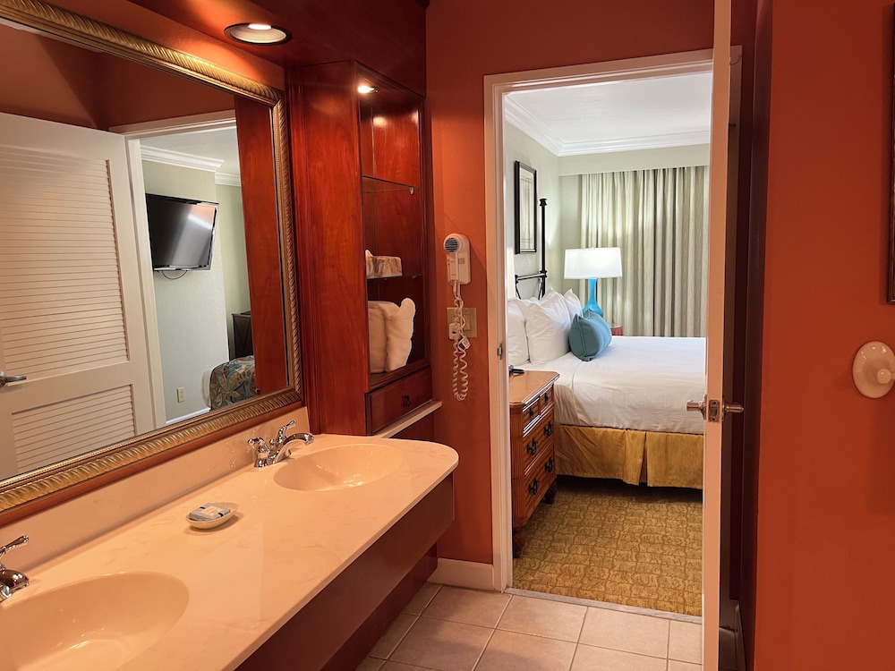 1 Bedroom, Deluxe, Suite, King Bed, Island View, Sofa، Palm Beach Shores Resort And Vacation Villas 3/5