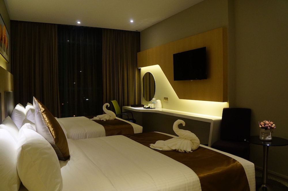 Greens Hotel And Suites 25/65