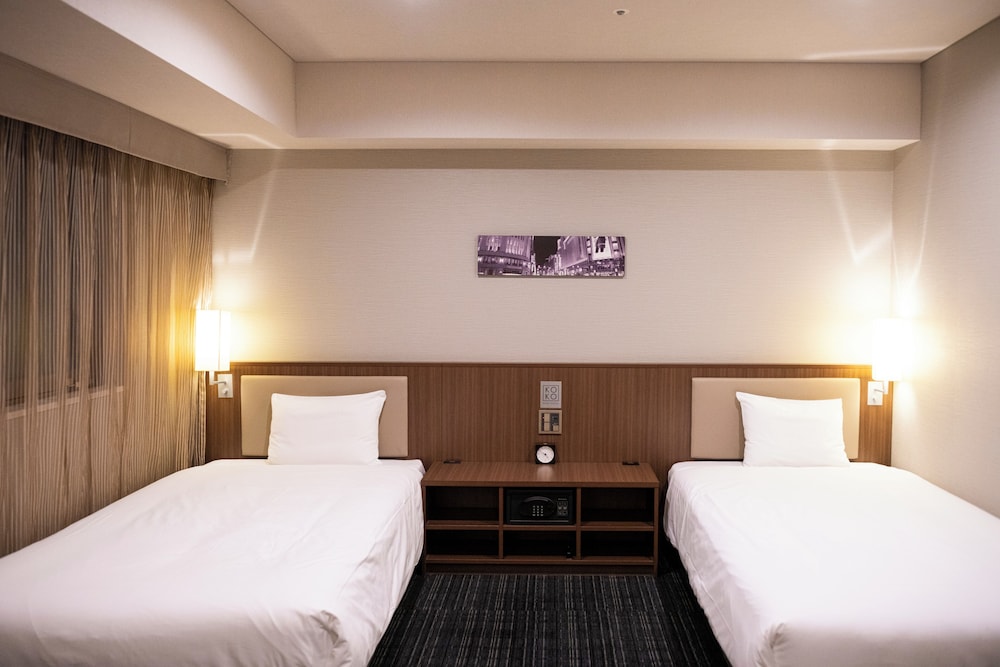 Universal, Twin Beds