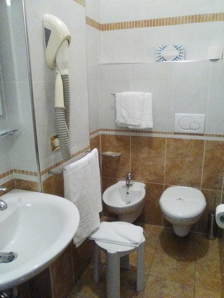 ROOM, DOUBLE OR TWIN BED, PARTIAL SEA VIEW, BALCONY