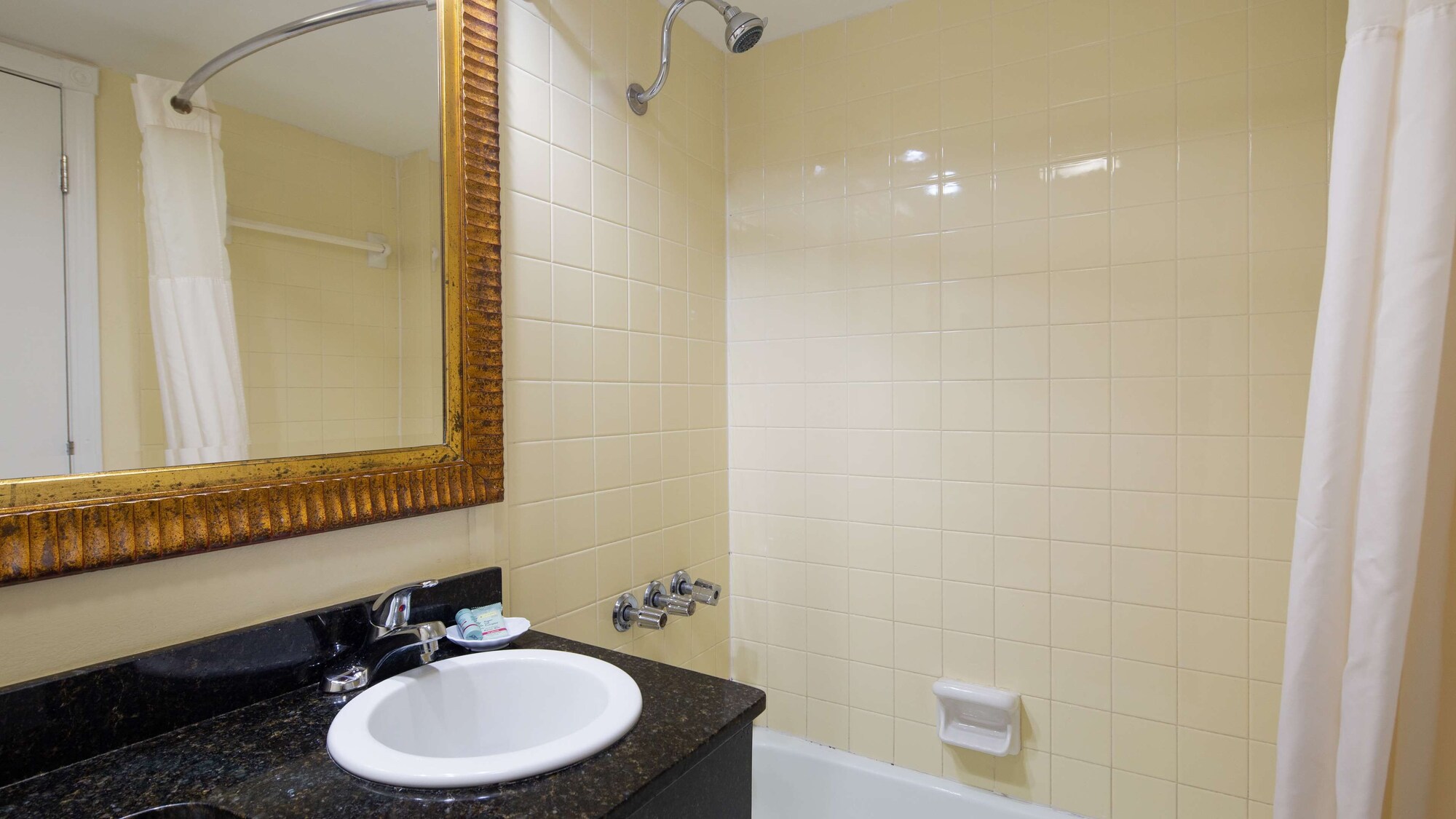 Suite, King Bed, Ocean Front, Sofa, Balcony، Best Western Ocean Sands Beach Resort 6/10