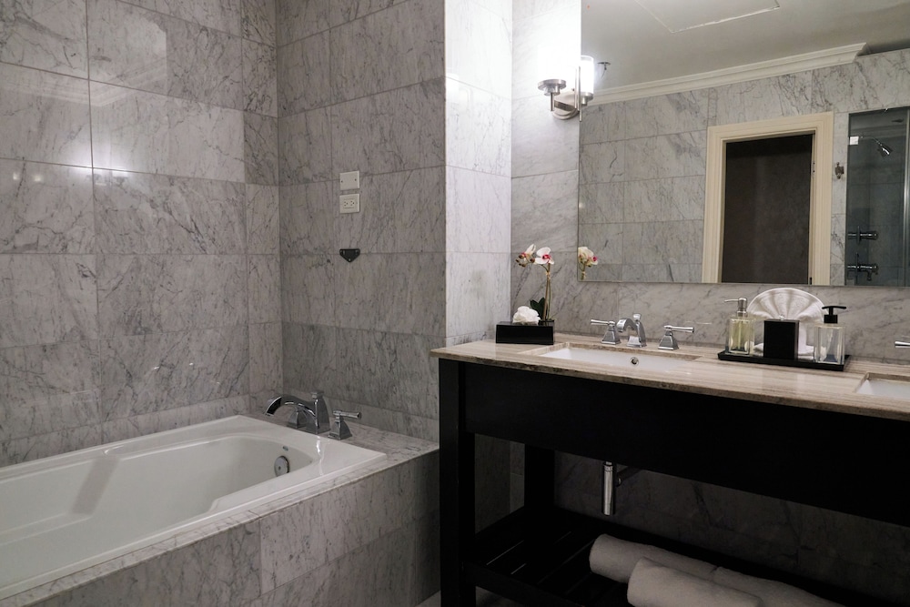 Waymore Hotel Spa & Casino 109/111
