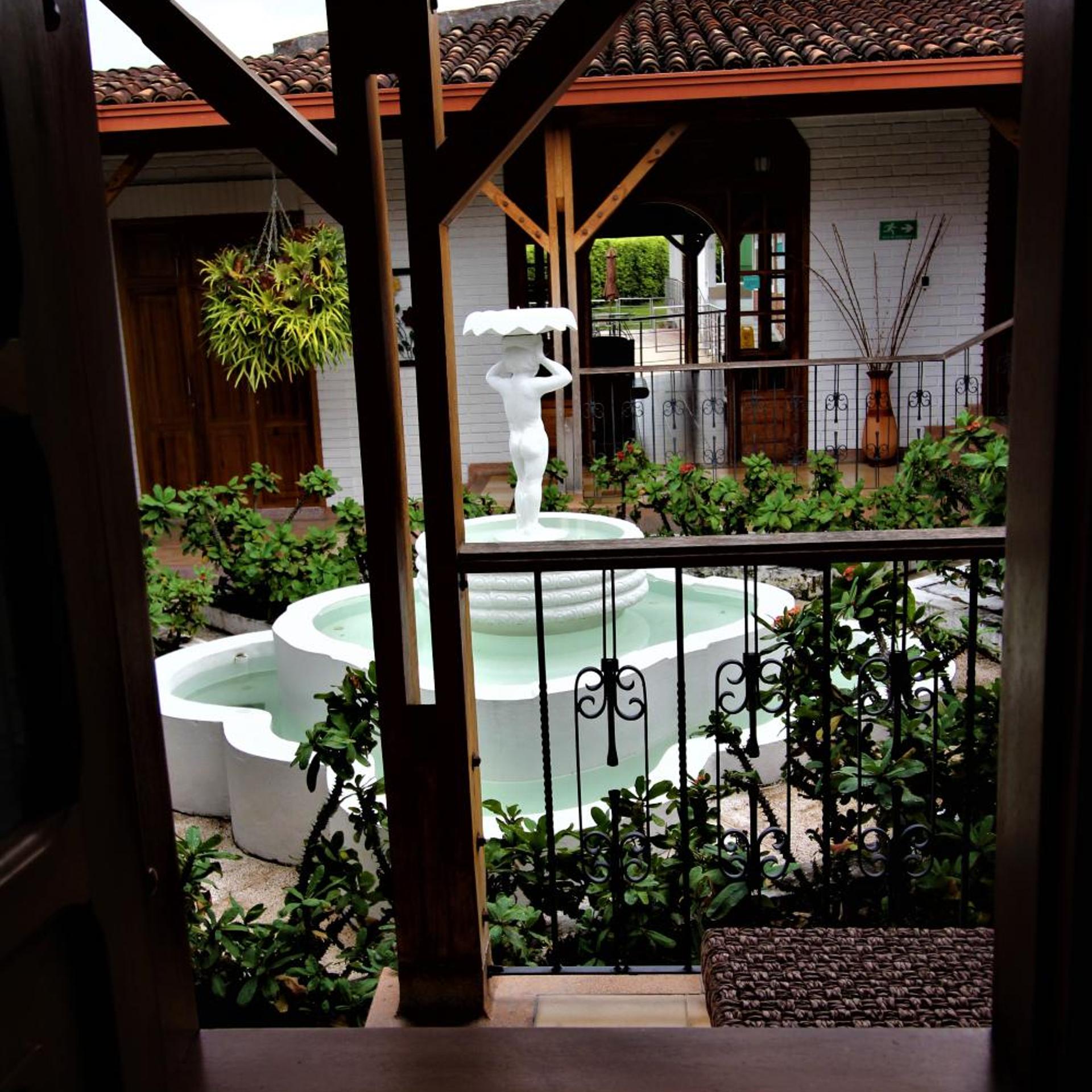 Amazilia Hotel 45/54