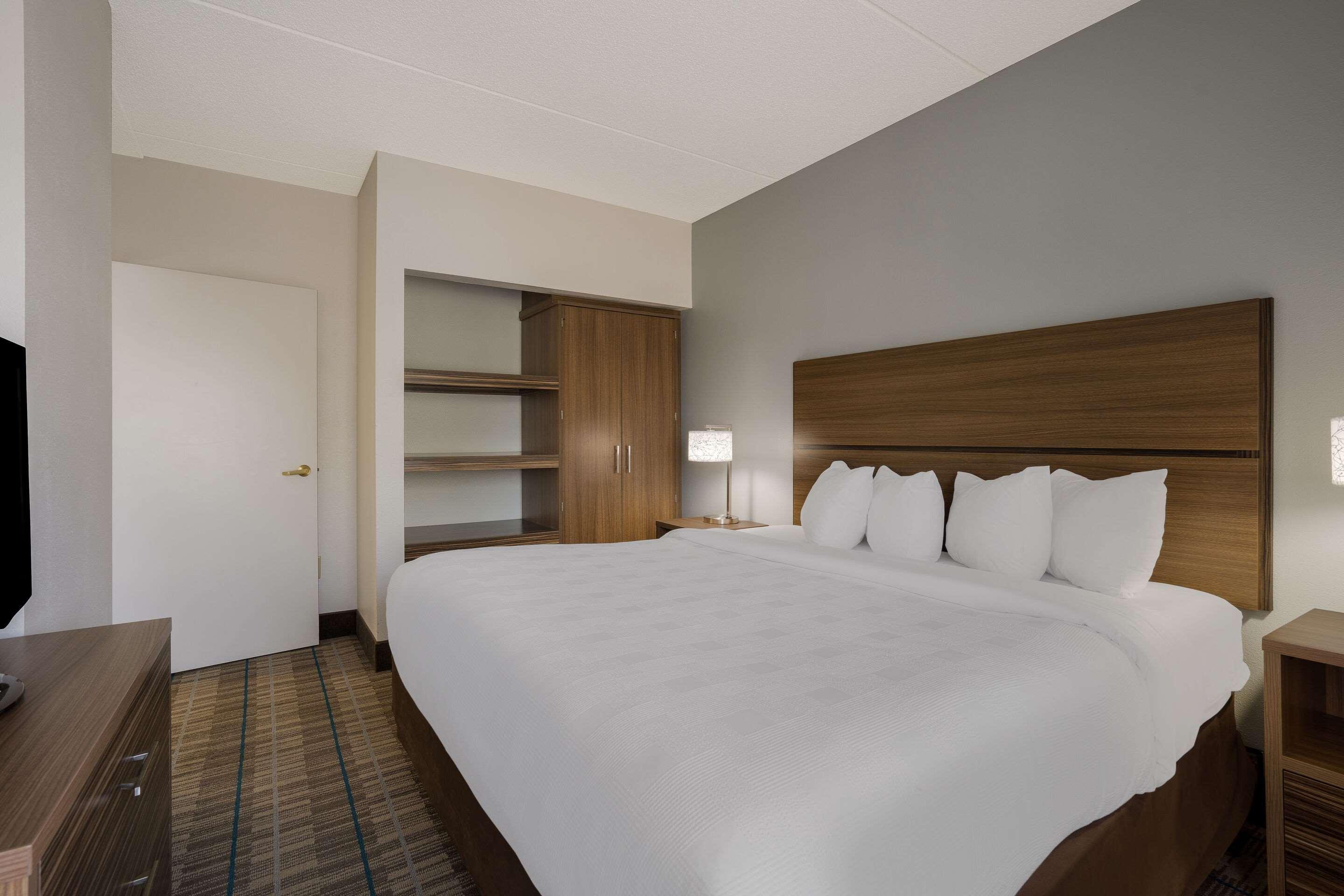 SUITE, KING AND QUEEN BED