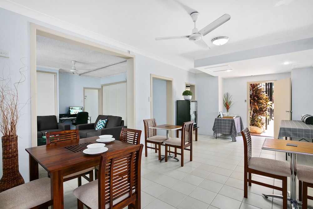 CAIRNS CITY PALMS 48/59