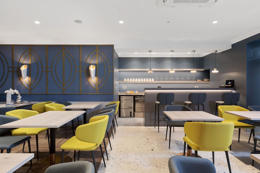 Commodore Hotel London 48/55