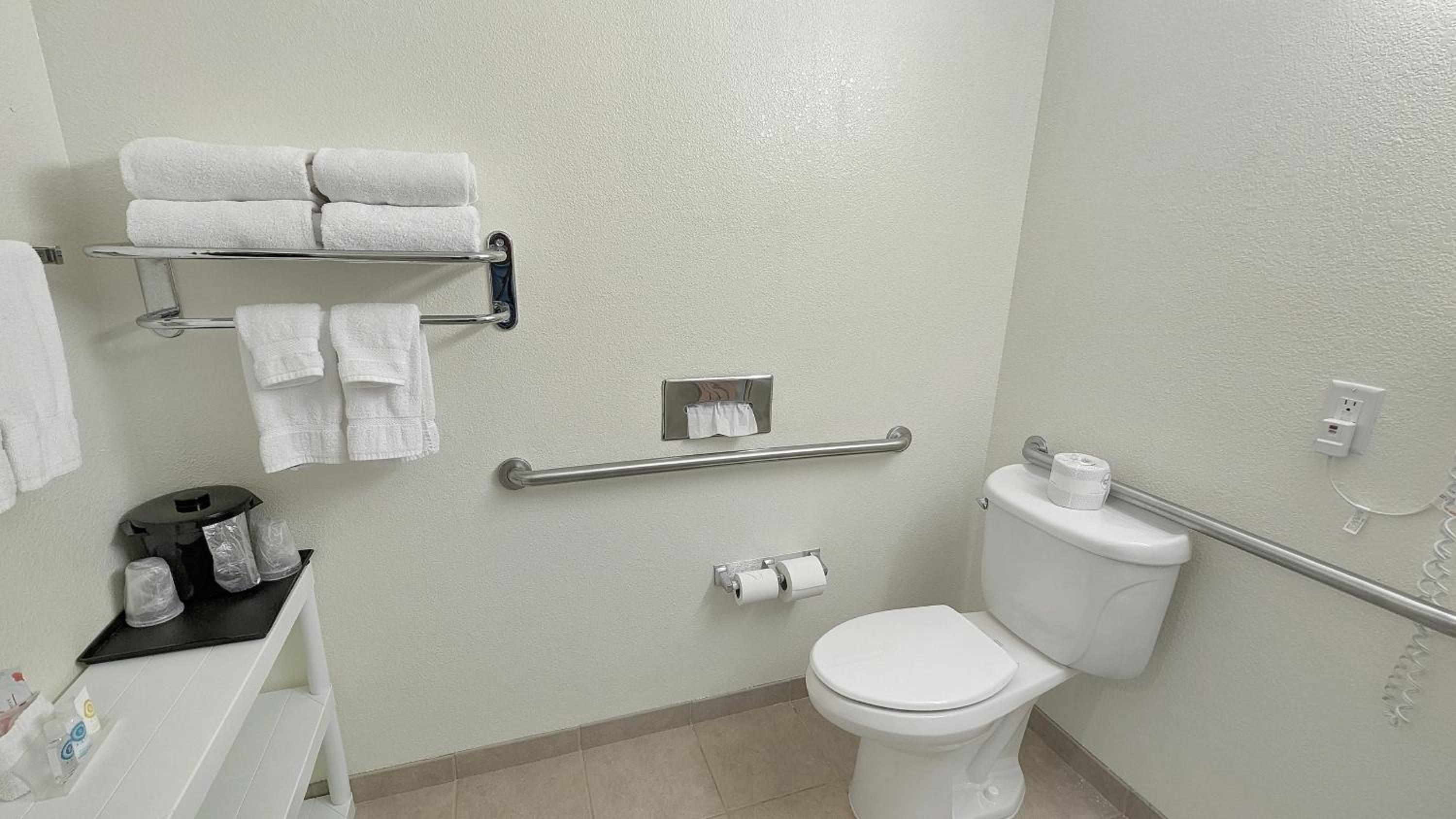 Room, King Bed, Accessible, Estherville Hotel Amp Suites 3/5