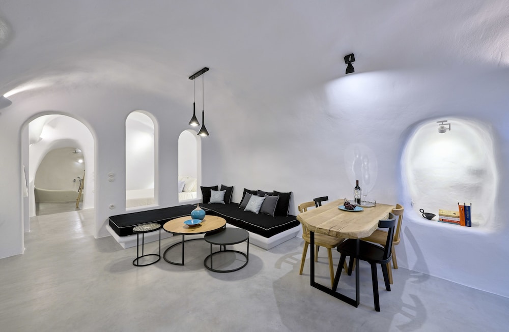 Cave Suite Oia 14/30