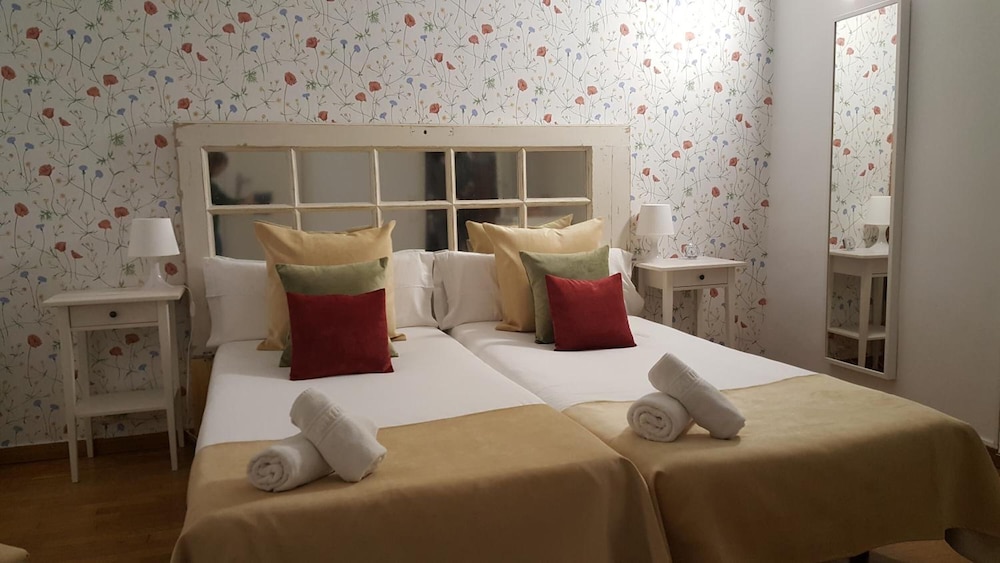 Petit Hotel 12/48