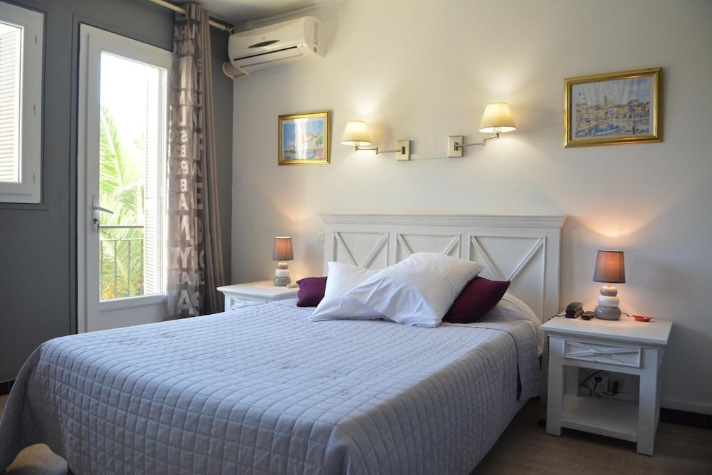 Hotel Le Grillon 6/25