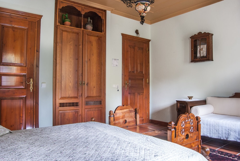 Viraggas Traditional Hotel 12/50
