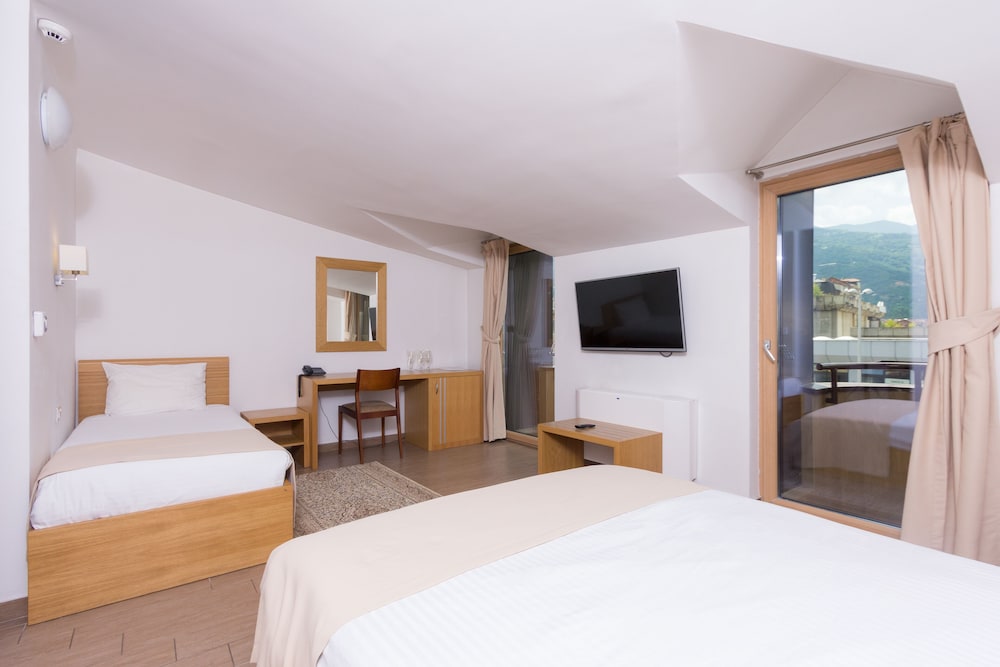 Hotel Lirak 12/50