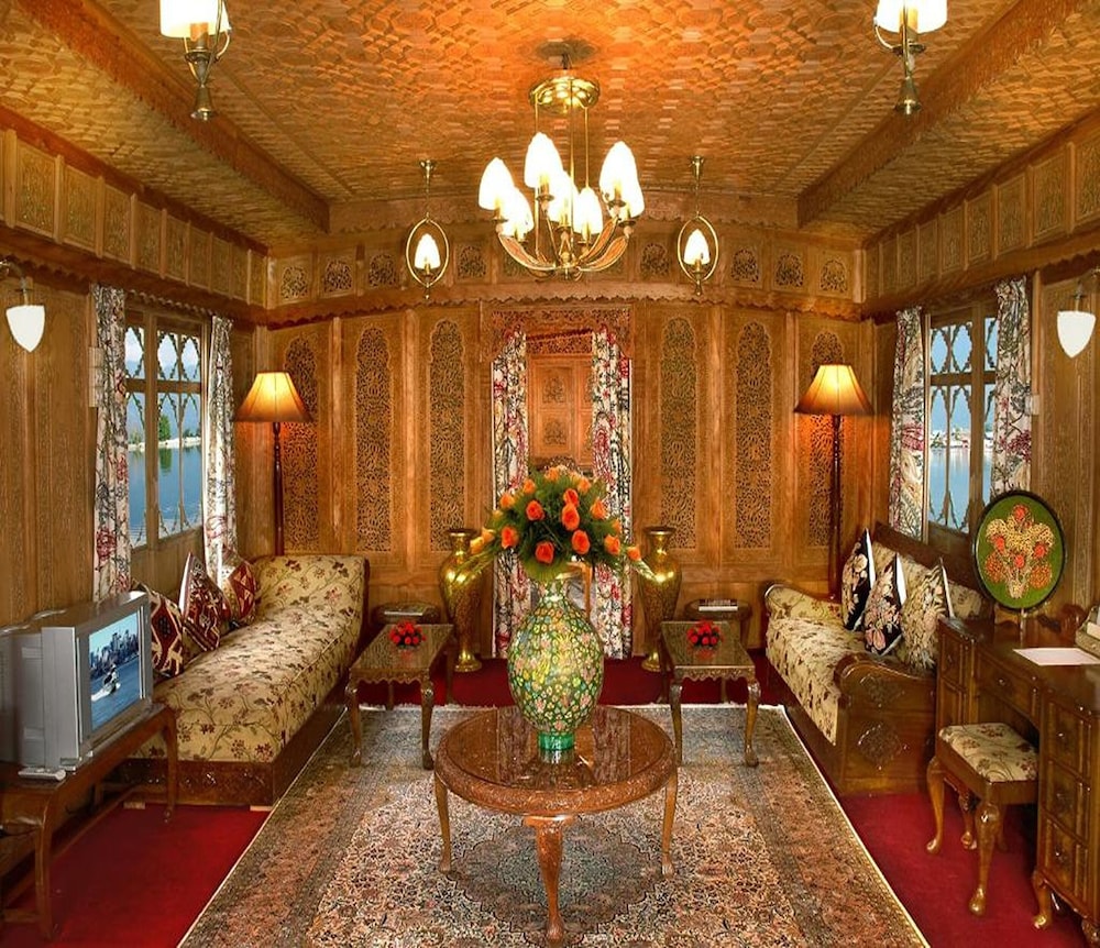 WelcomHeritage Gurkha Houseboats 15/35