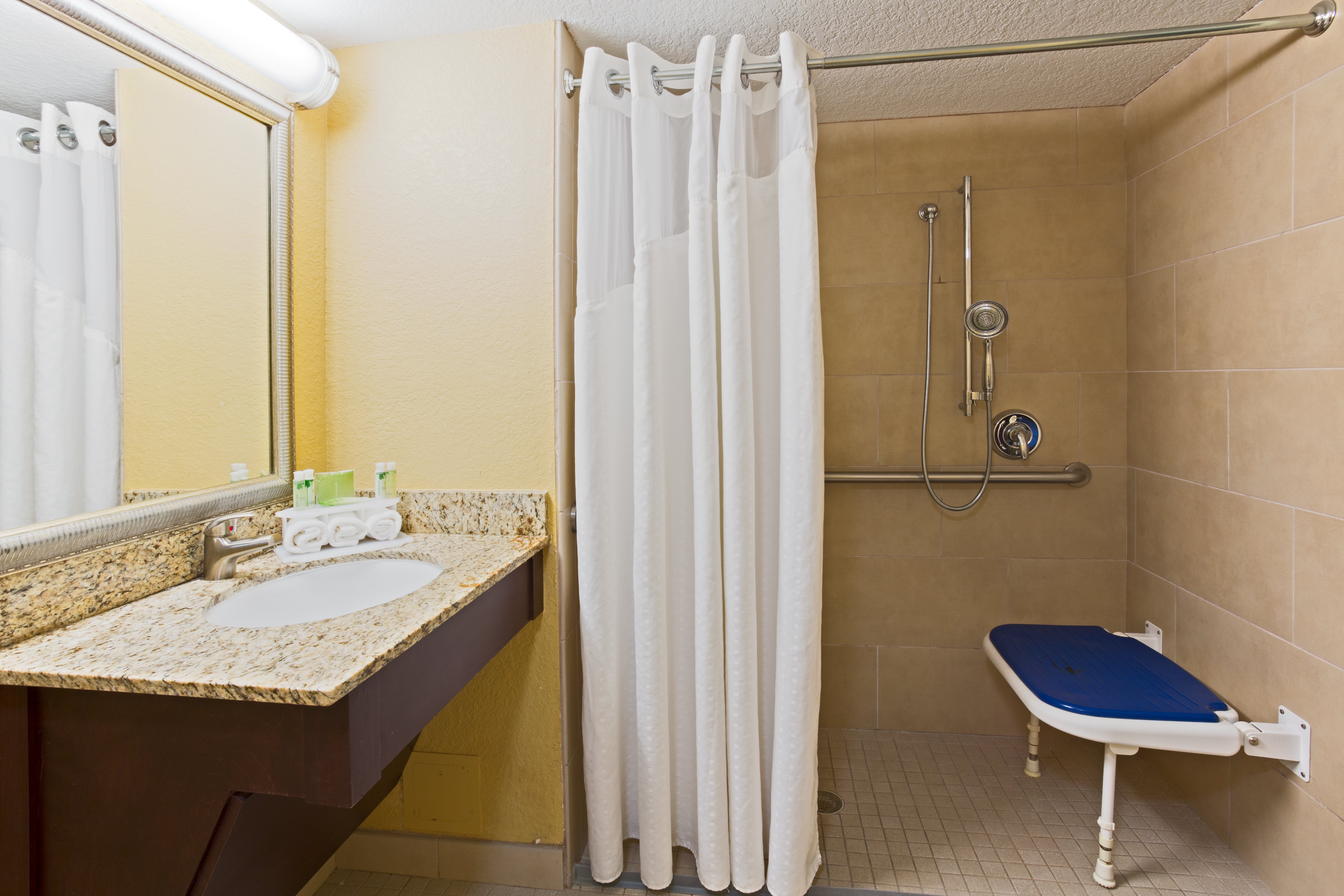 Holiday Inn Express Hotel Suites Ft Lauderdale N Exec Airport 73/76
