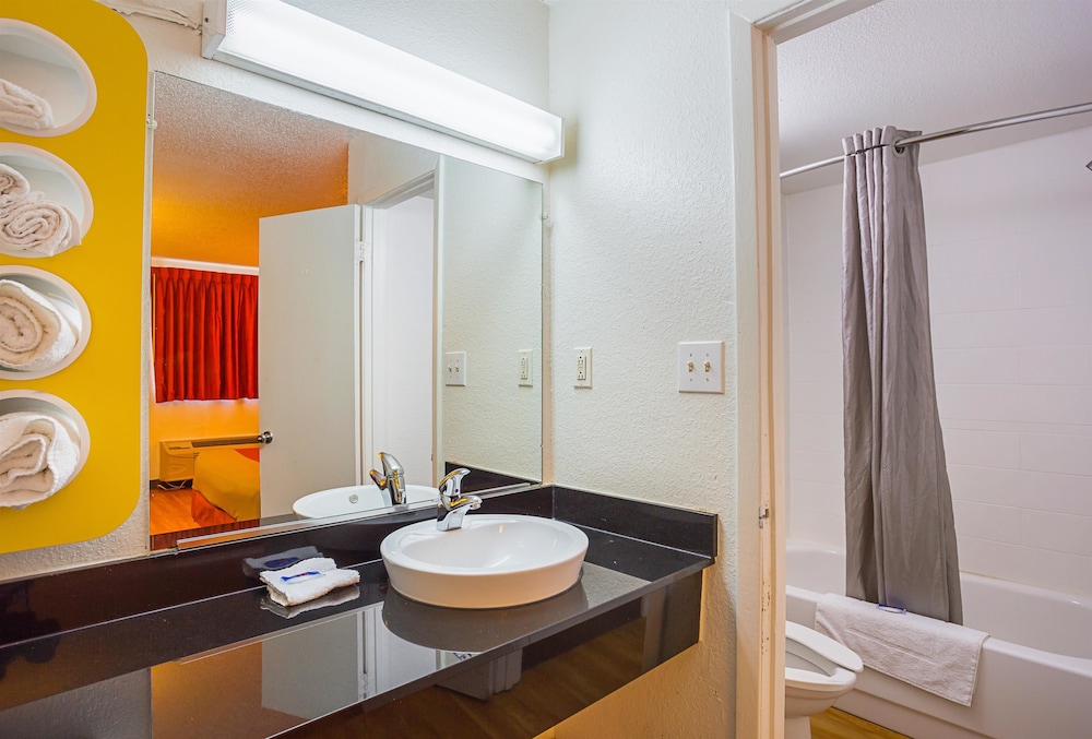 Motel6 Jackson, MS 55/61