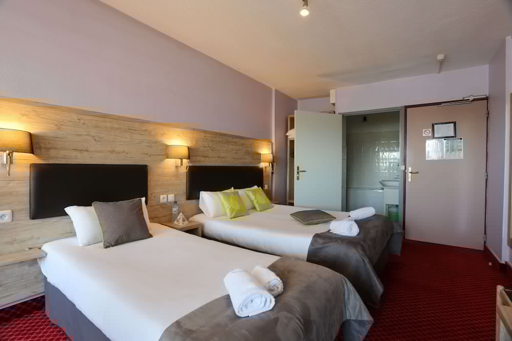 Brit Hotel Bleu Nuit 12/50