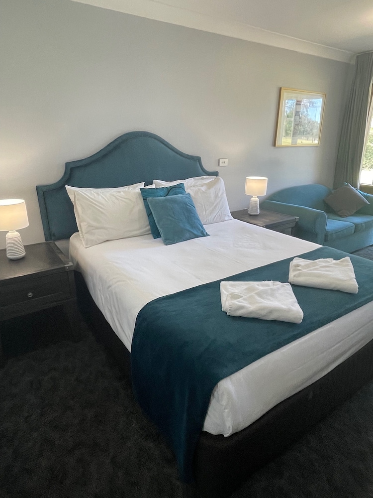 Deluxe, Triple, 1 Queen and 1 Single Bed, Golf Course View