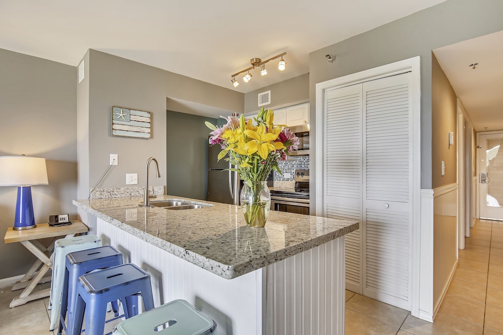 Ocean Pointe Suites Hotel 7/38