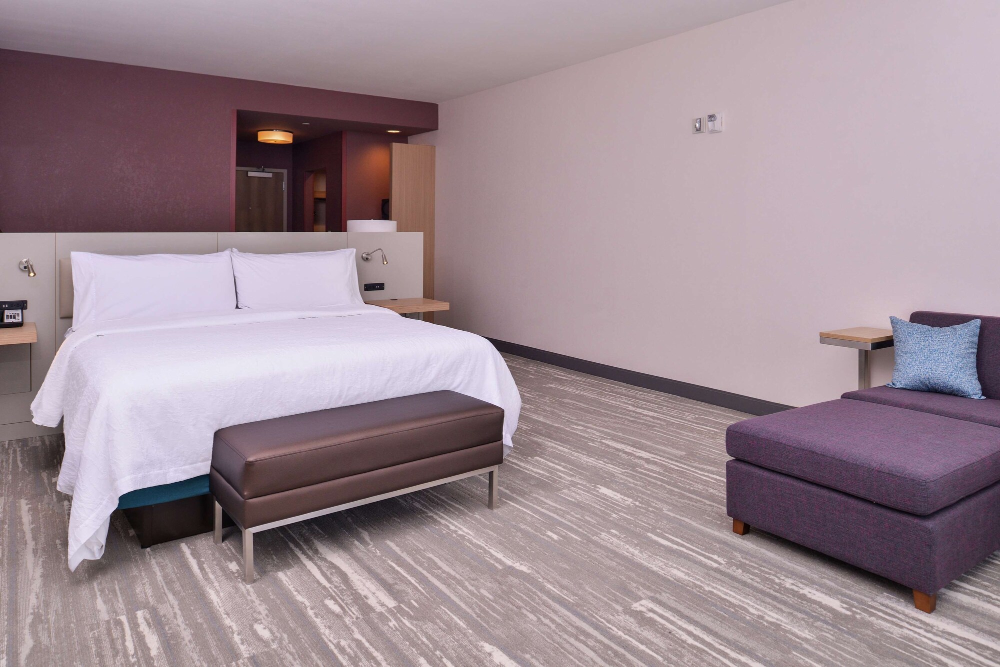 DELUXE, KING BED