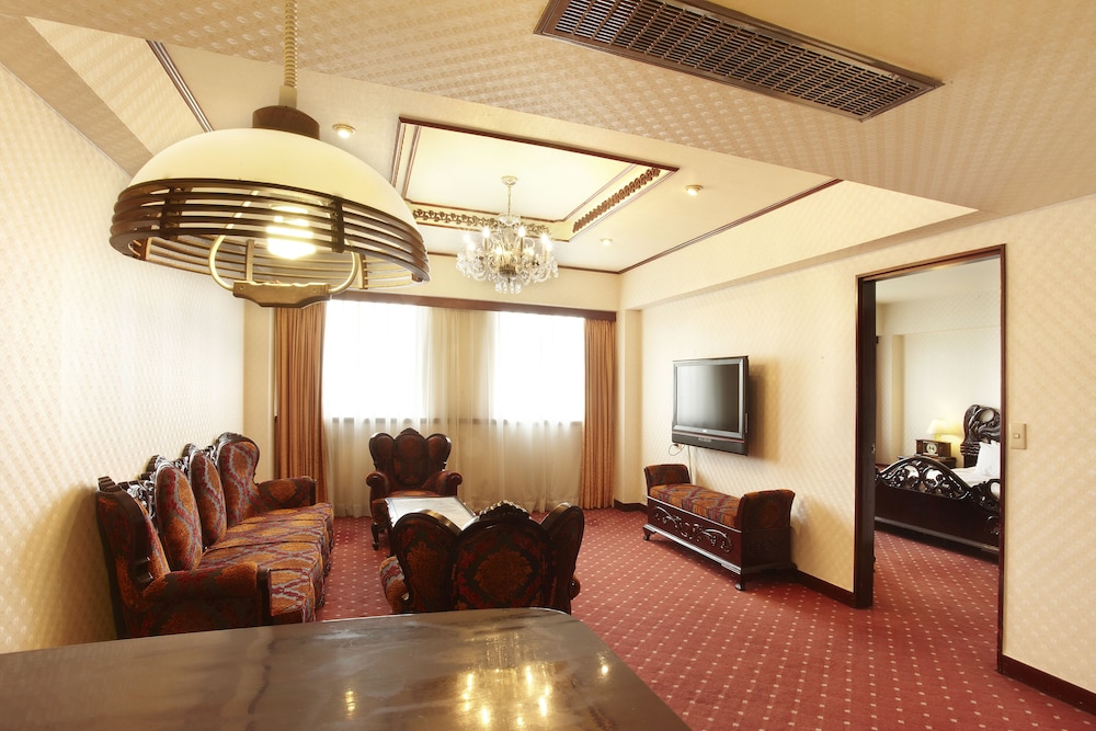 Emperor Hotel 35/50
