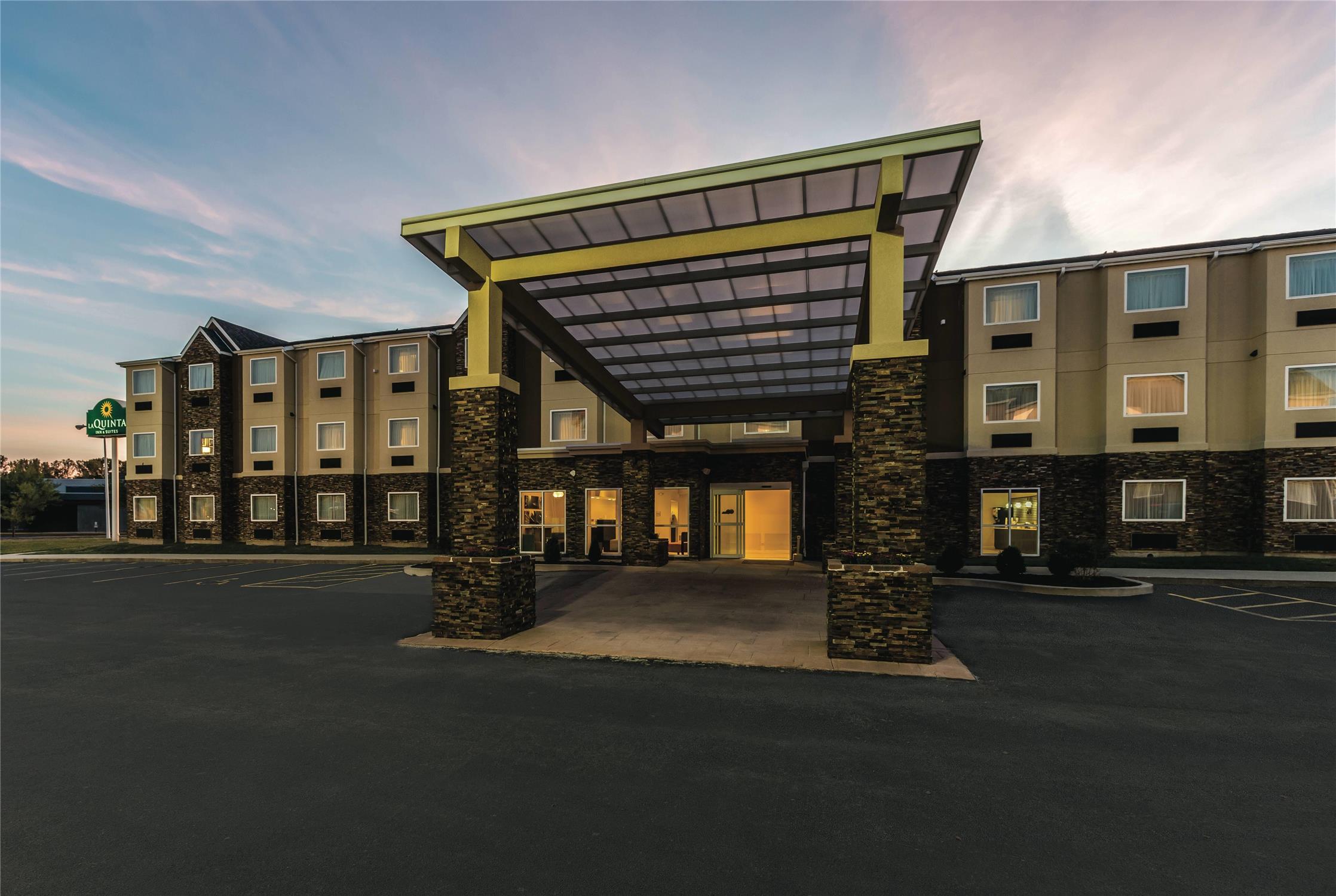 La Quinta Inn & Suites by Wyndham Collinsville - St. Louis 2/42