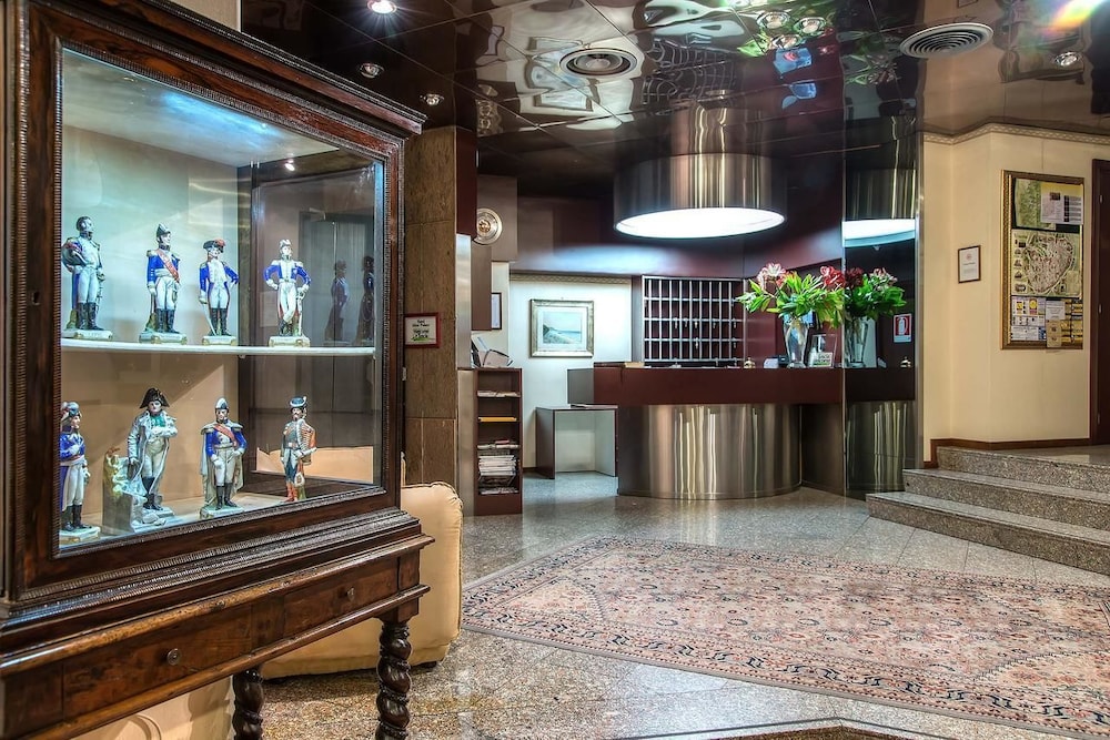 Mini Palace Hotel 2/64