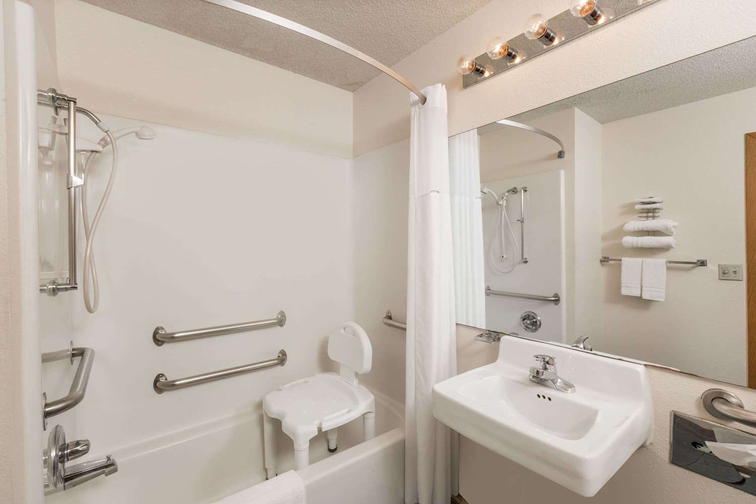 Howard Johnson by Wyndham Wichita Airport 5/6
