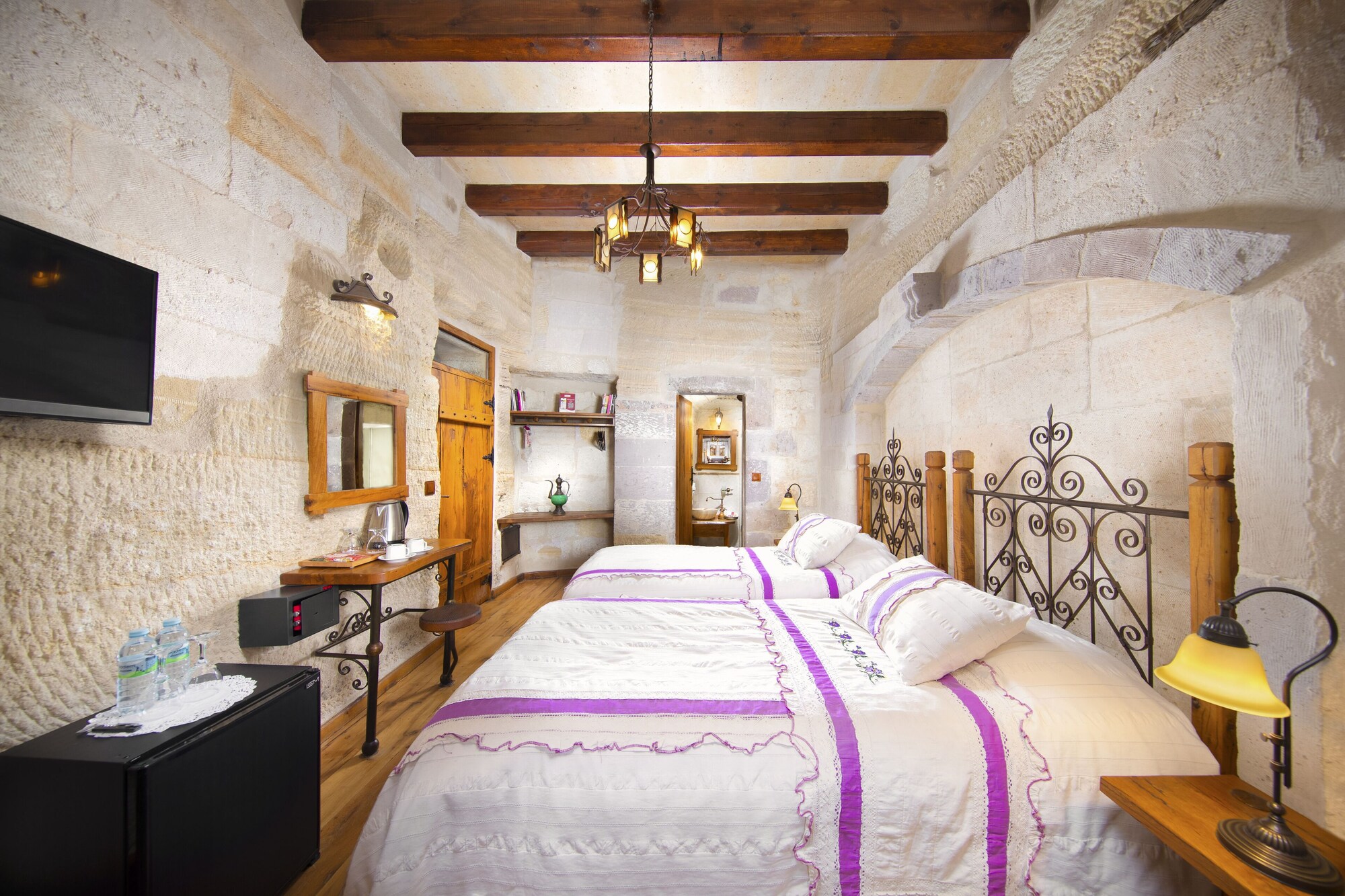 Stone, Twin Beds، Terra Cave Hotel 3/6