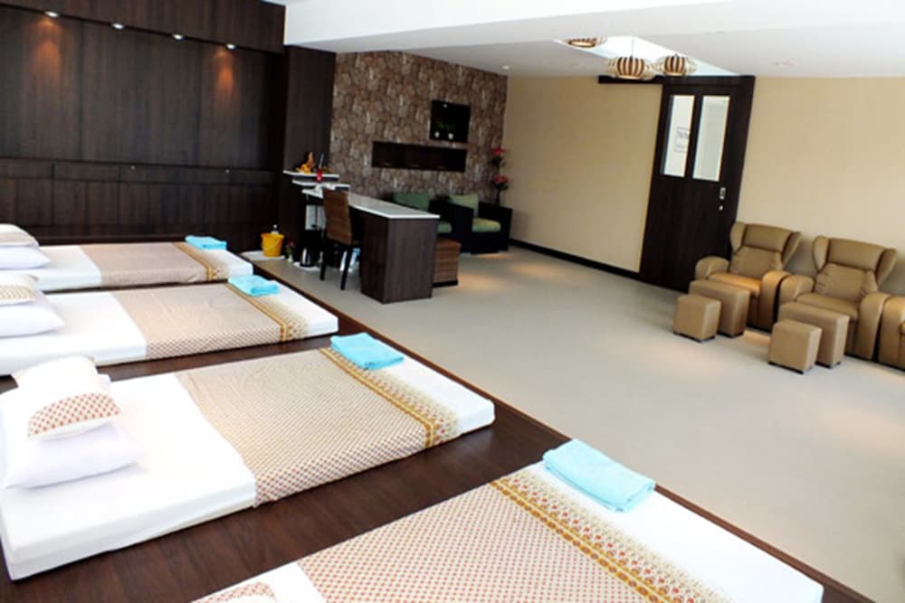 The Cha Am Methavalai Hotel 32/65