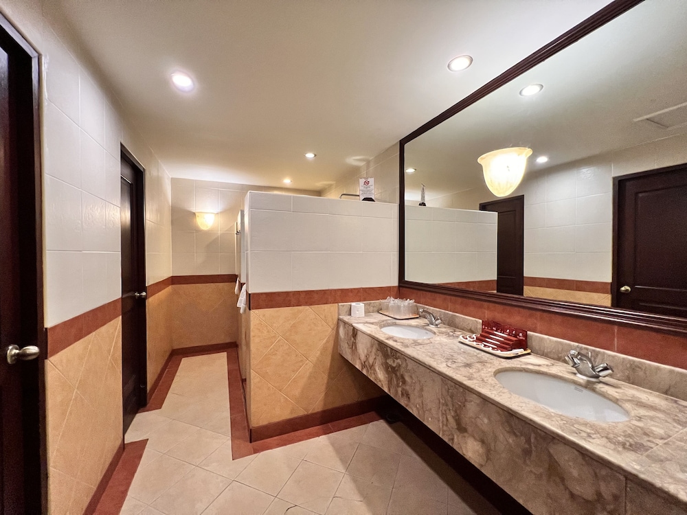 Sarrosa International Hotel And Residential Suites 26/50