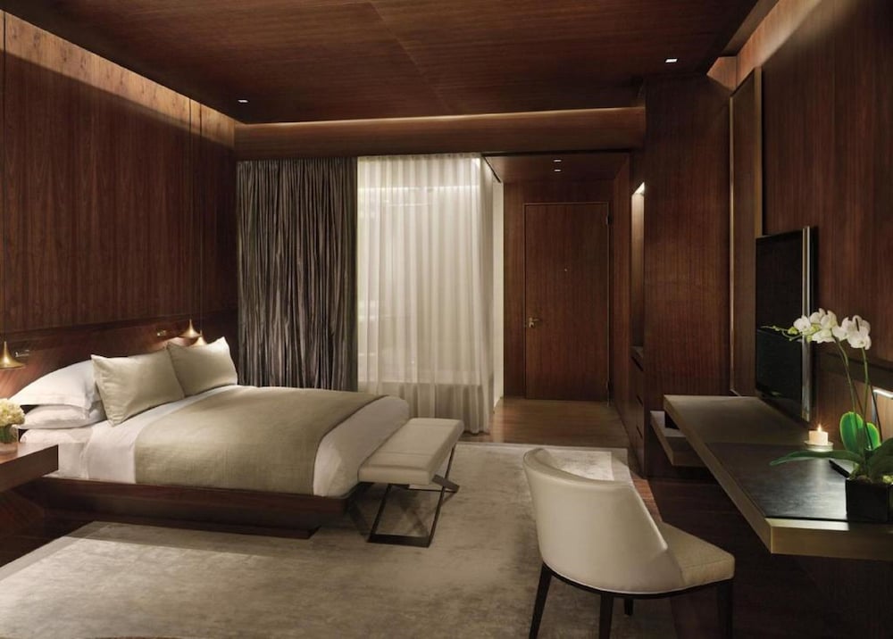 ROOM, QUEEN BED