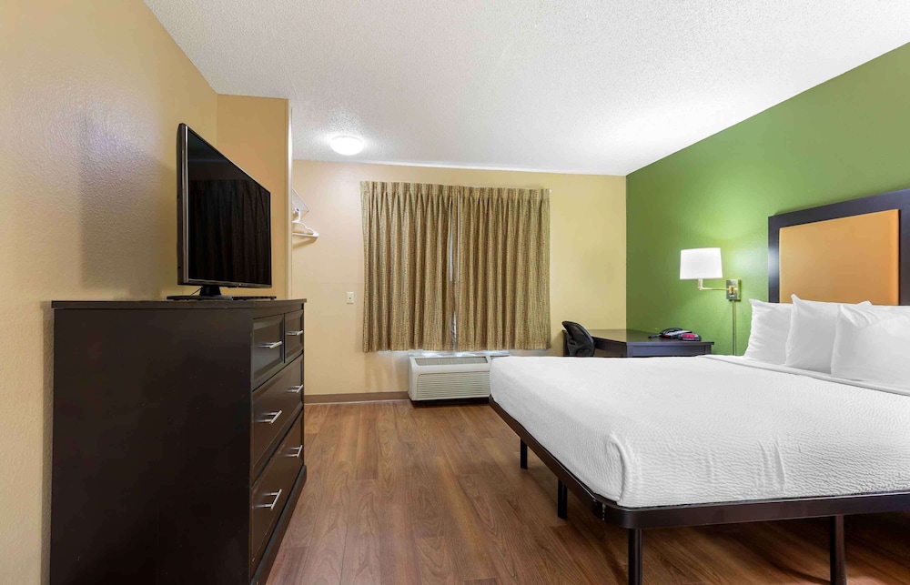 Studio, Queen Bed, Accessible
