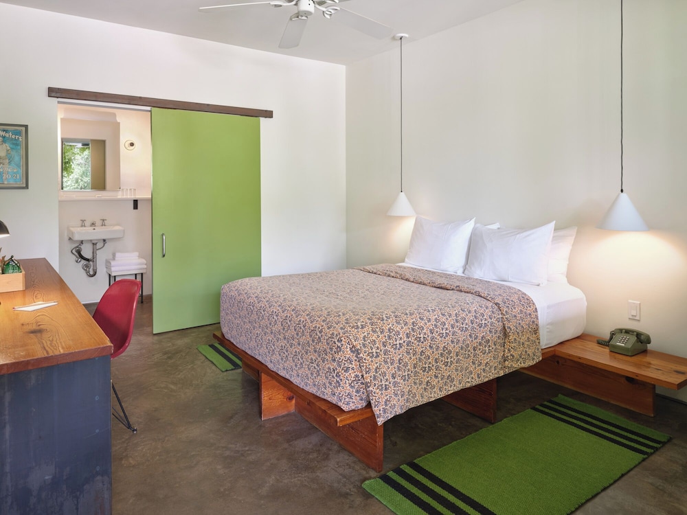 DELUXE, QUEEN BED