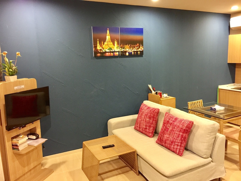 Baan Thew Talay Blue Sapphire 46/50