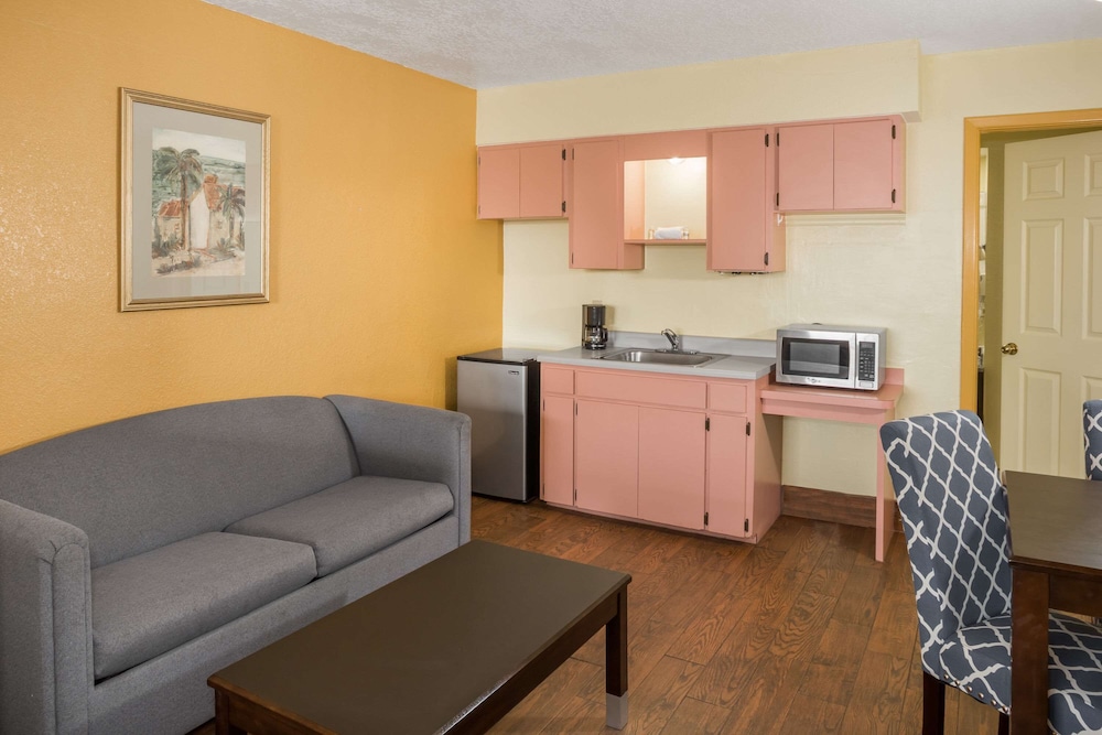 Days Inn & Suites By Wyndham Port Richey 30/45