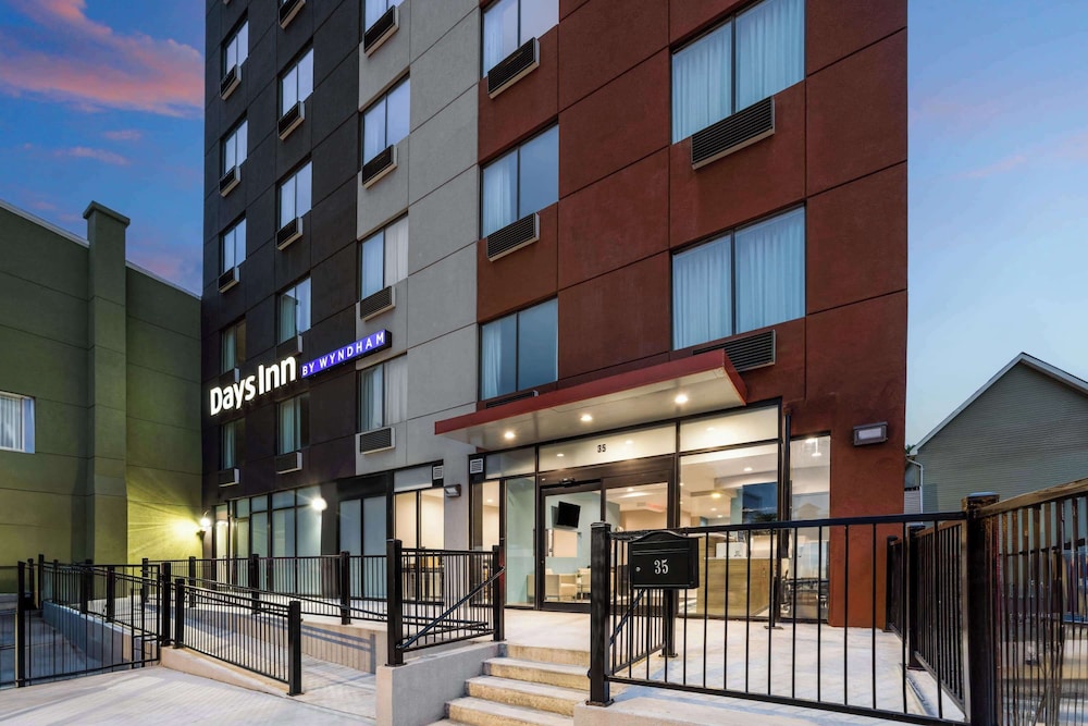 Days Inn by Wyndham Staten Island 12/36