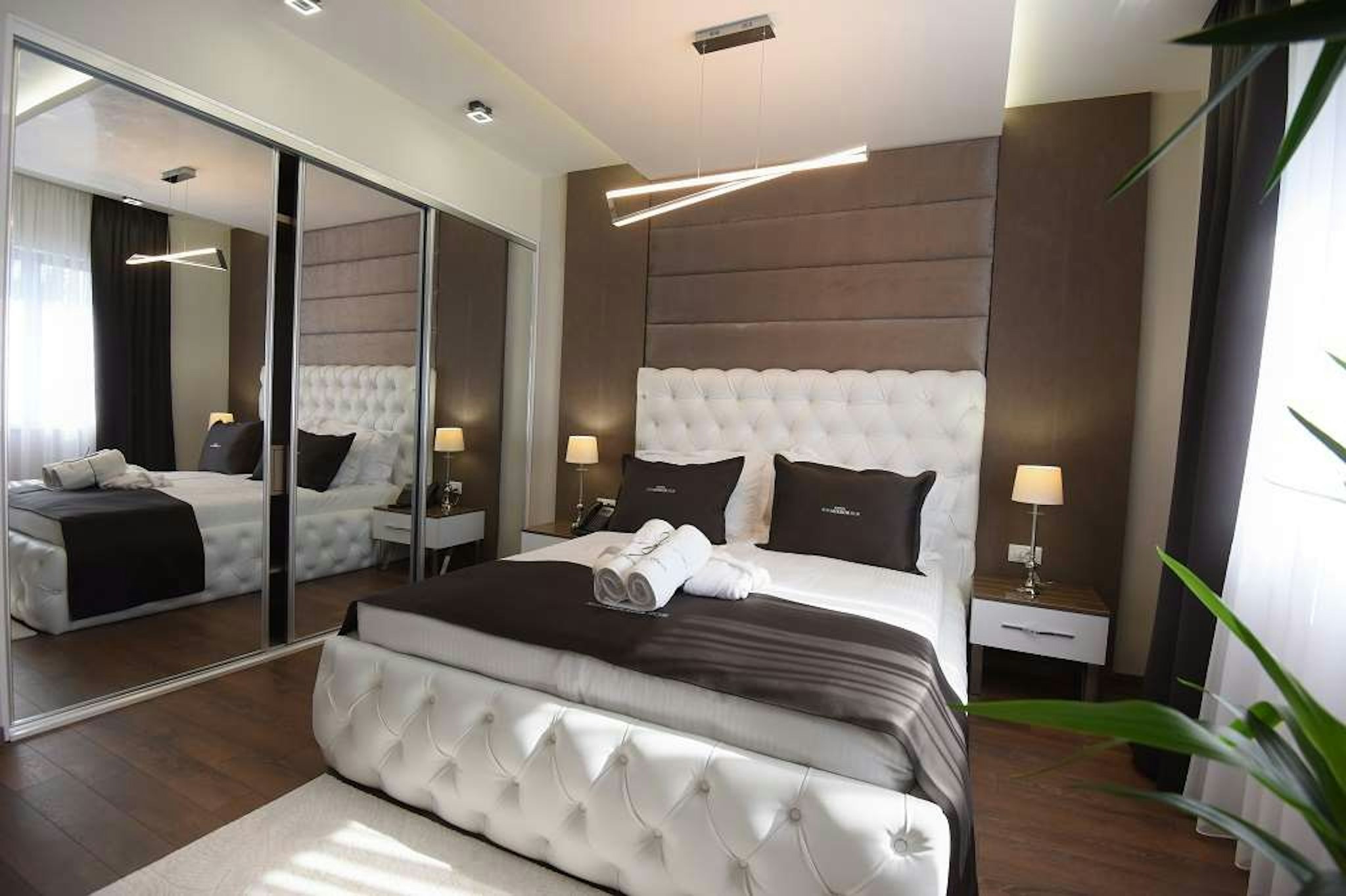 Mirror Hotel 9/38