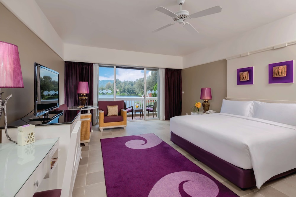 LAGOON, KING BED
