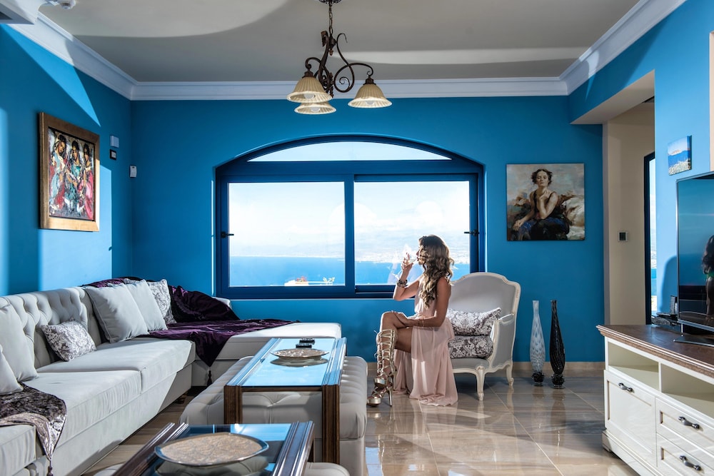 Wine Dark Sea Villa Santorini 10/23
