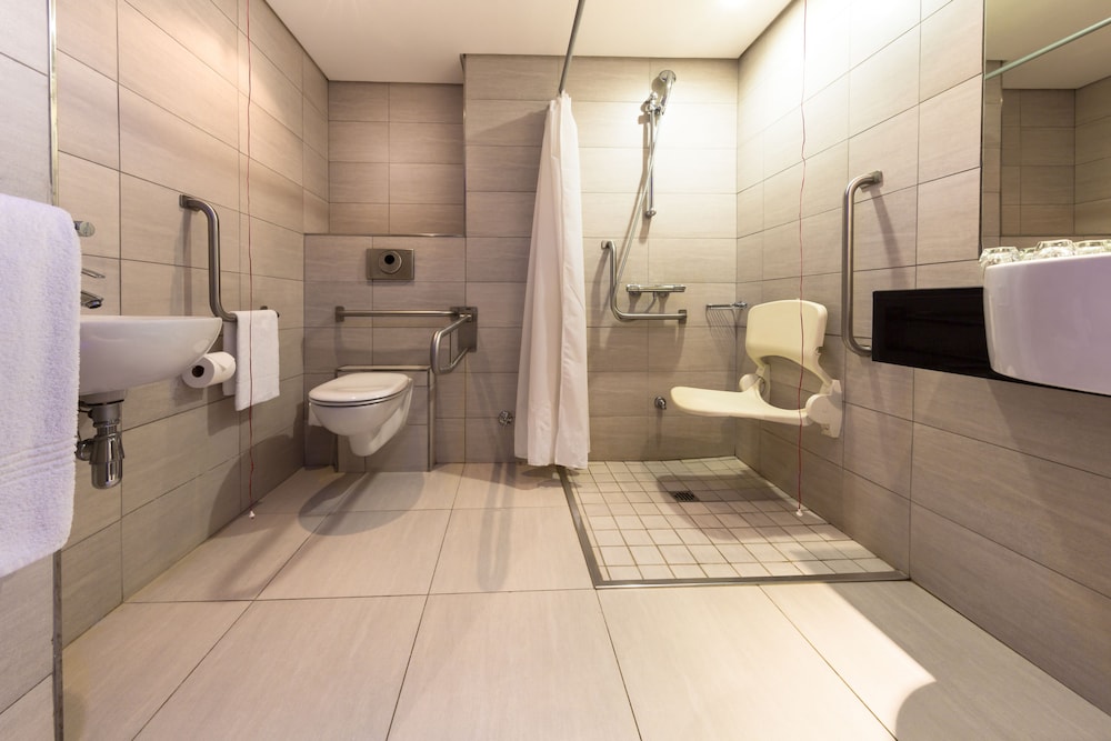 HOLIDAY INN EXPRESS DURBAN - UMHLANGA 40/83