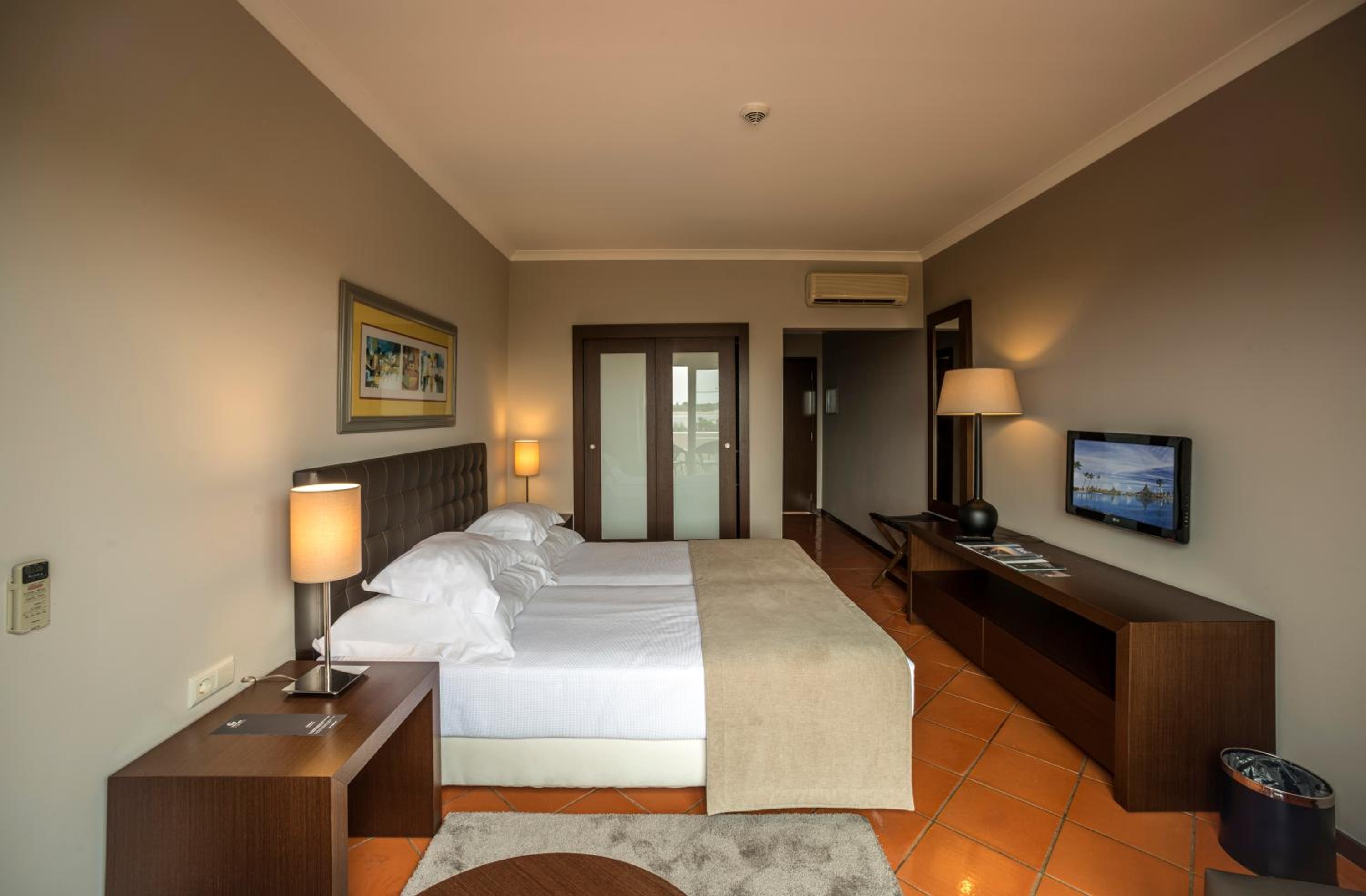 Room, Twin Beds, Ria View