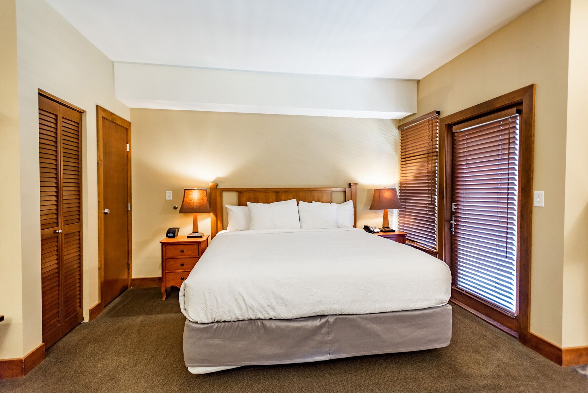 STUDIO, QUEEN BED
