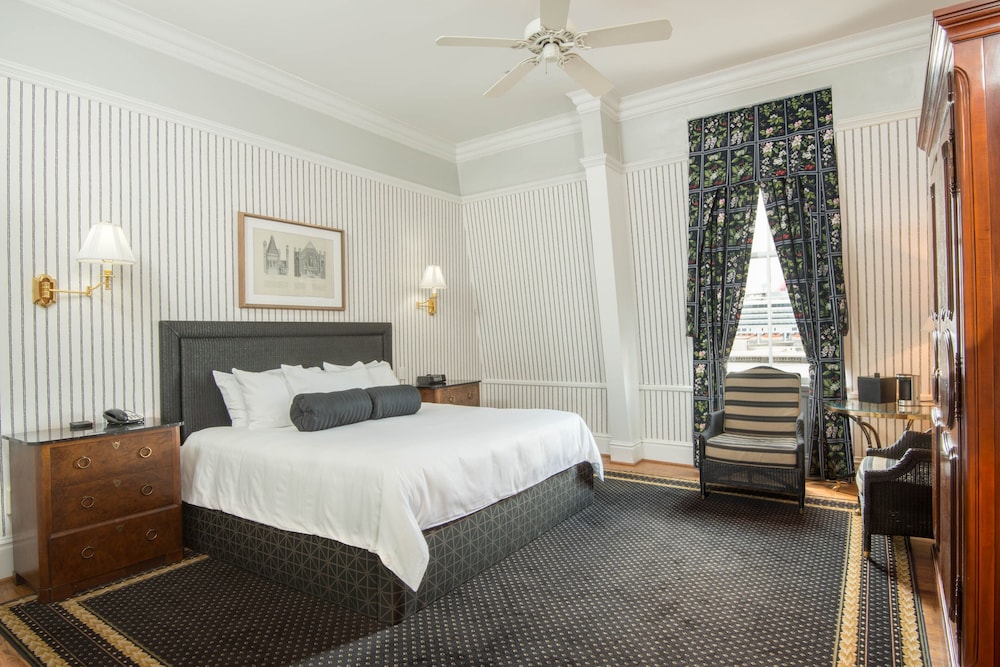 ROOM, KING BED