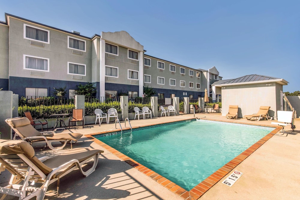 Quality Inn and Suites Pearl-Jackson 3/36
