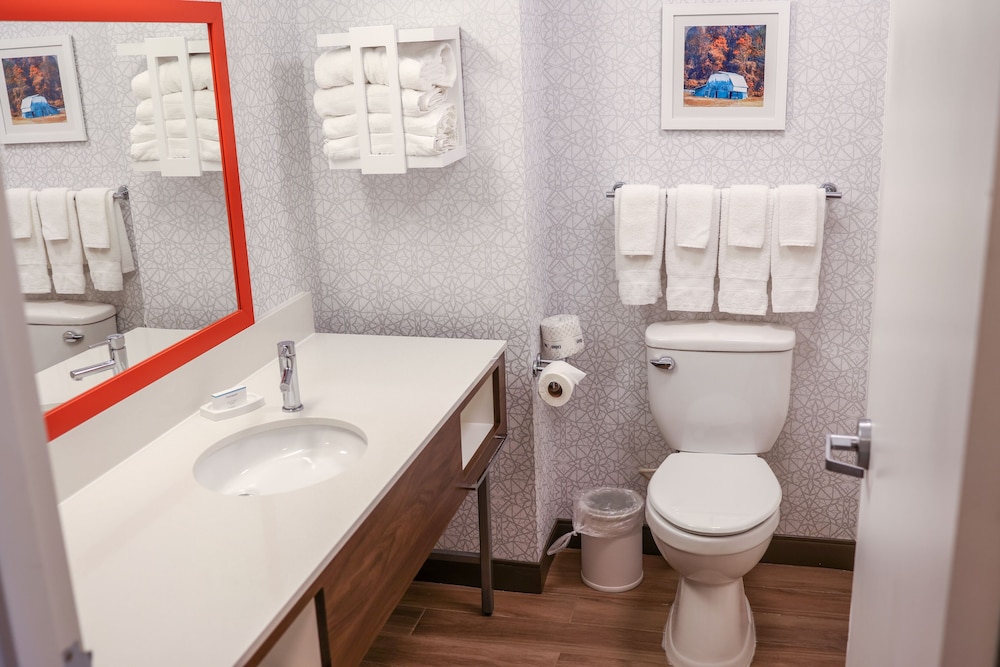 Hampton Inn Suites Scottsburg 16/82