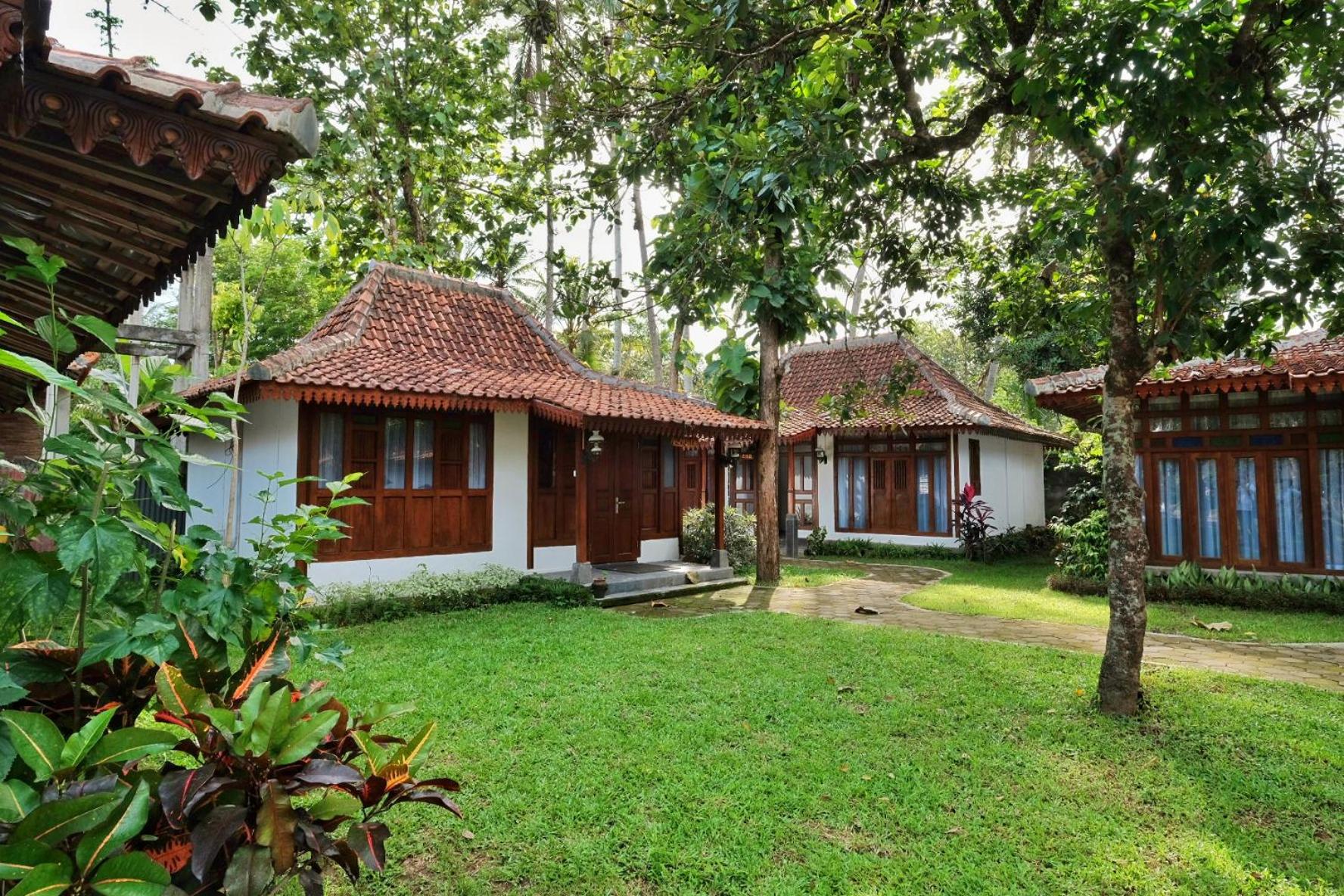 The Nalaya Hotel & Resto 43/49