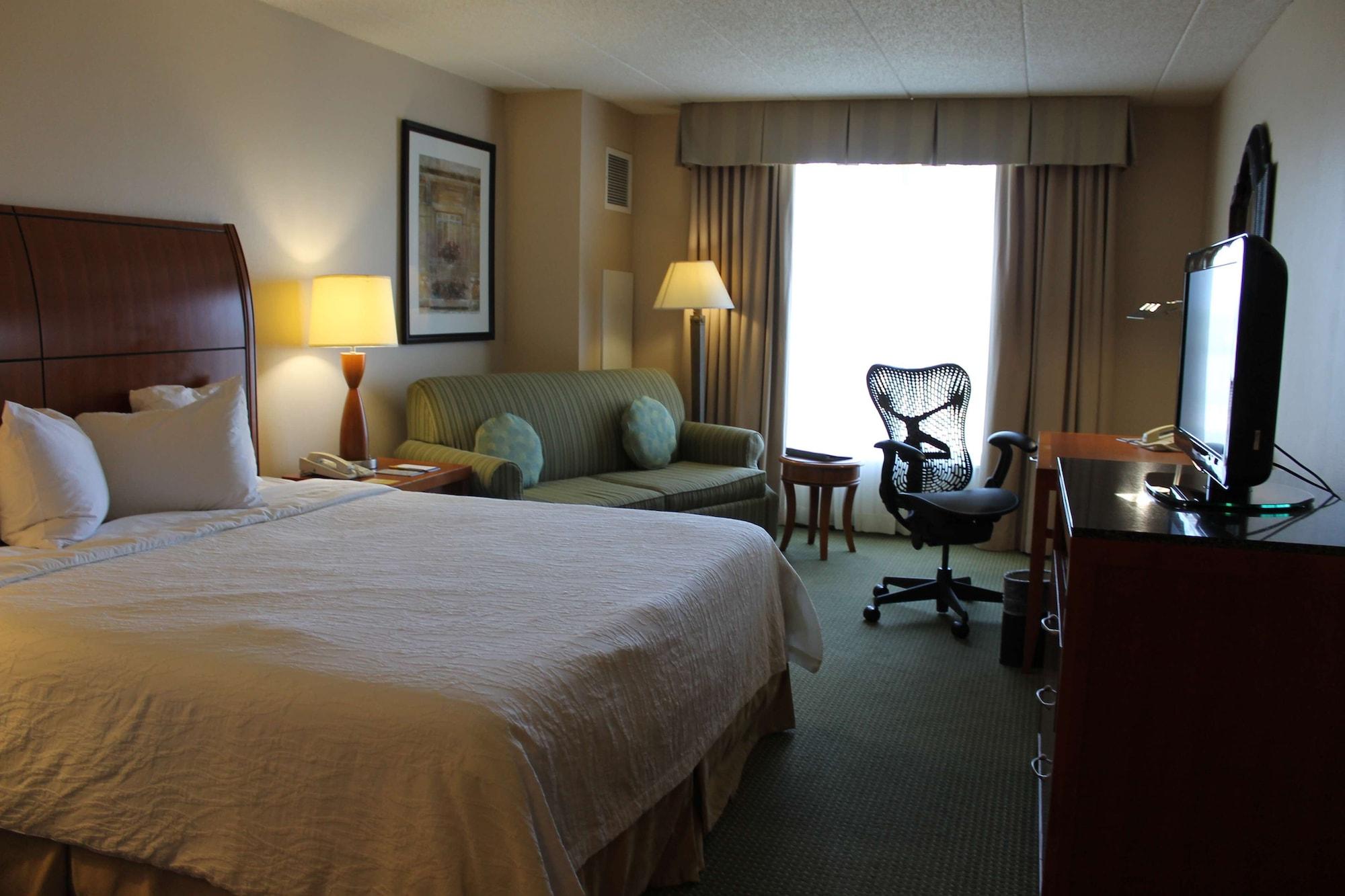 Evolution, King Bed, Jetted Tub