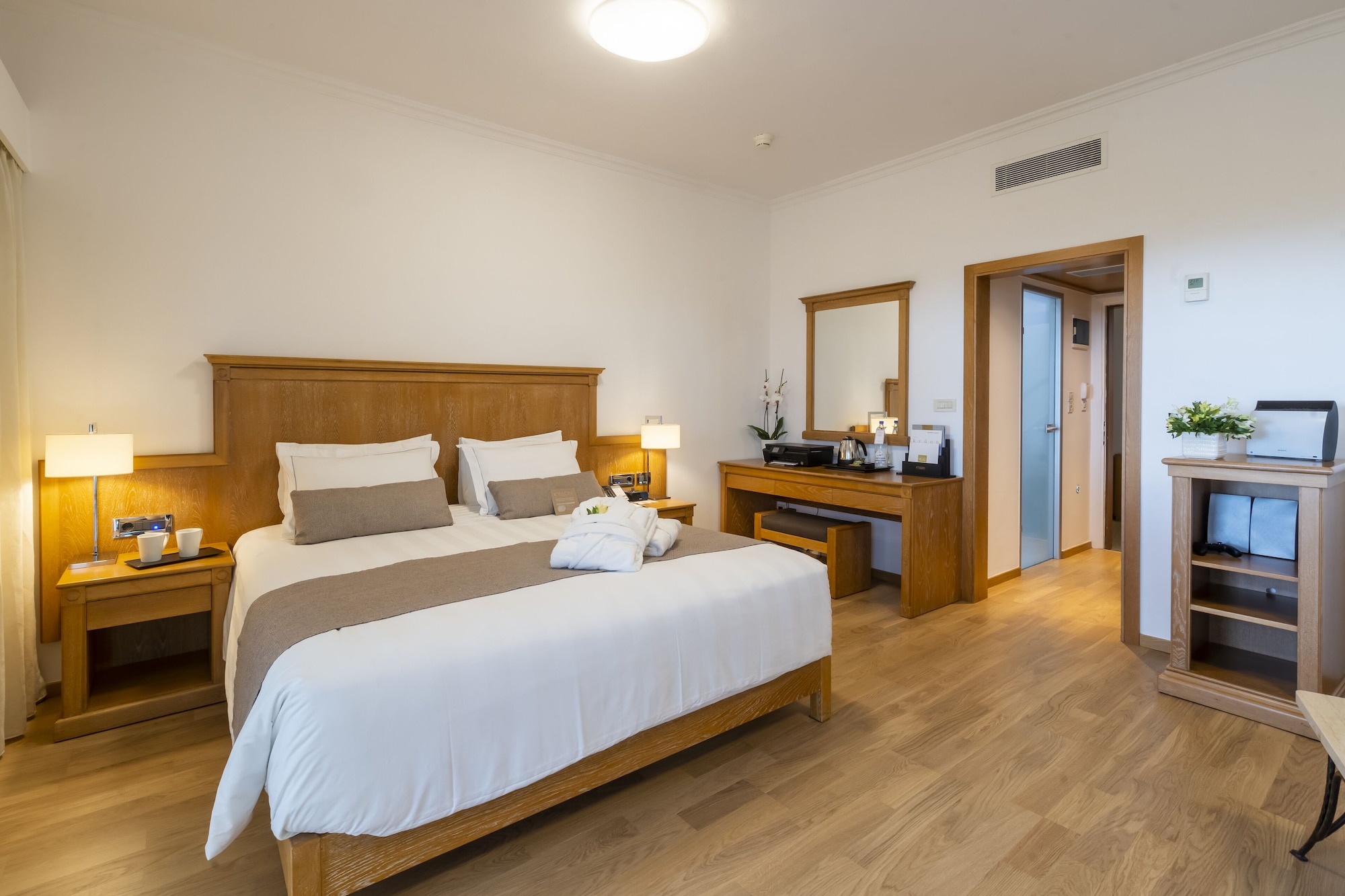 Junior Suite, King Bed, Square View, City View, Sofa